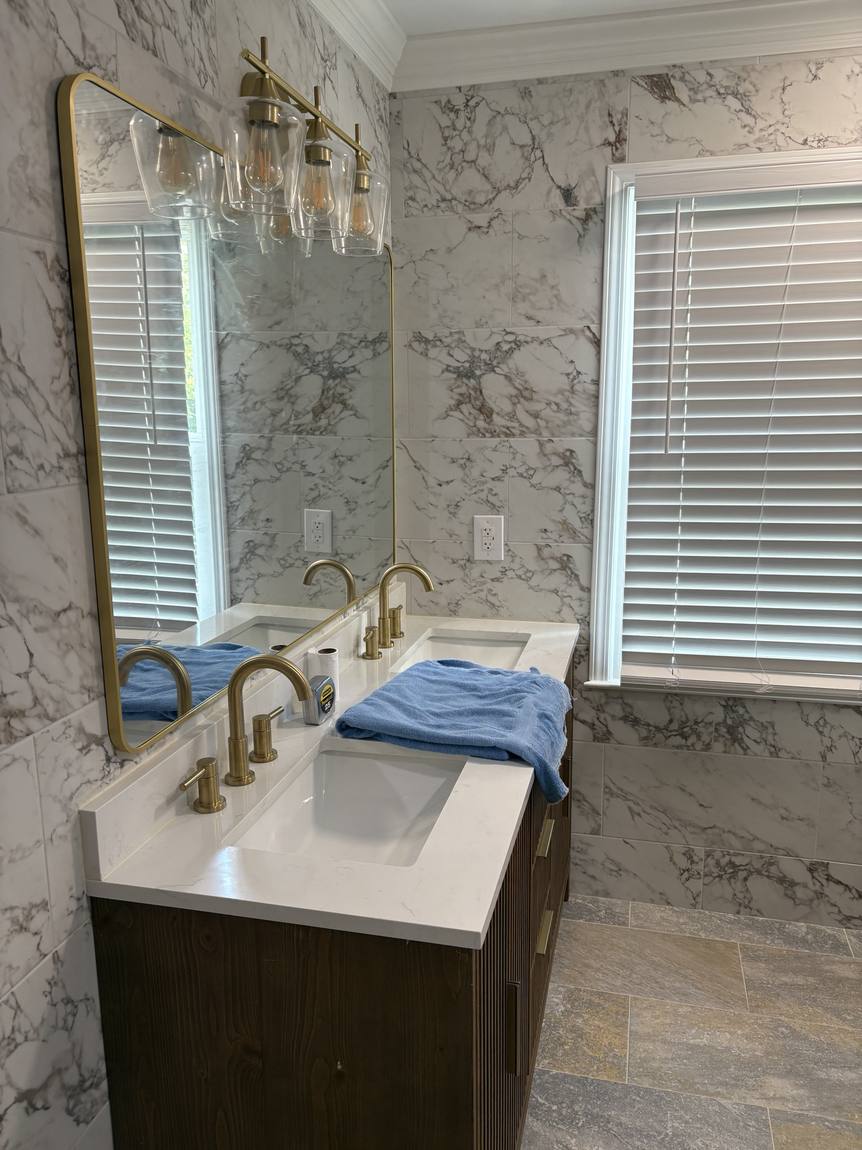 Vanity, mirror, and lighting detail