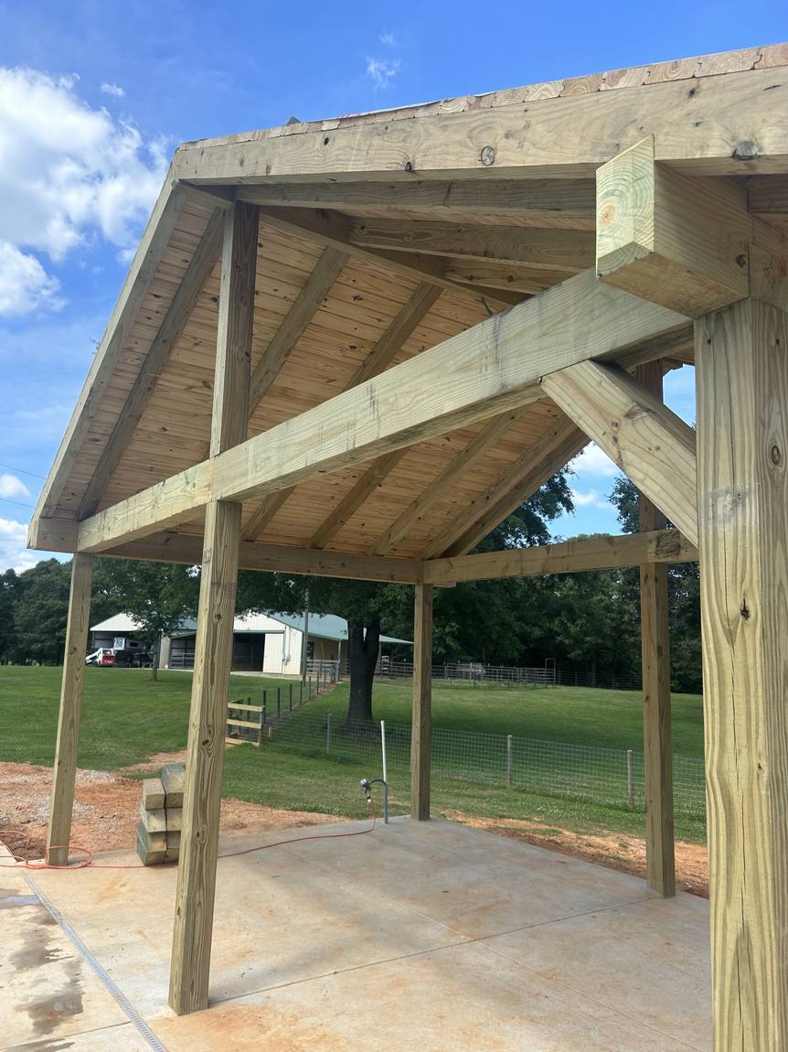 Gable end with knee braces